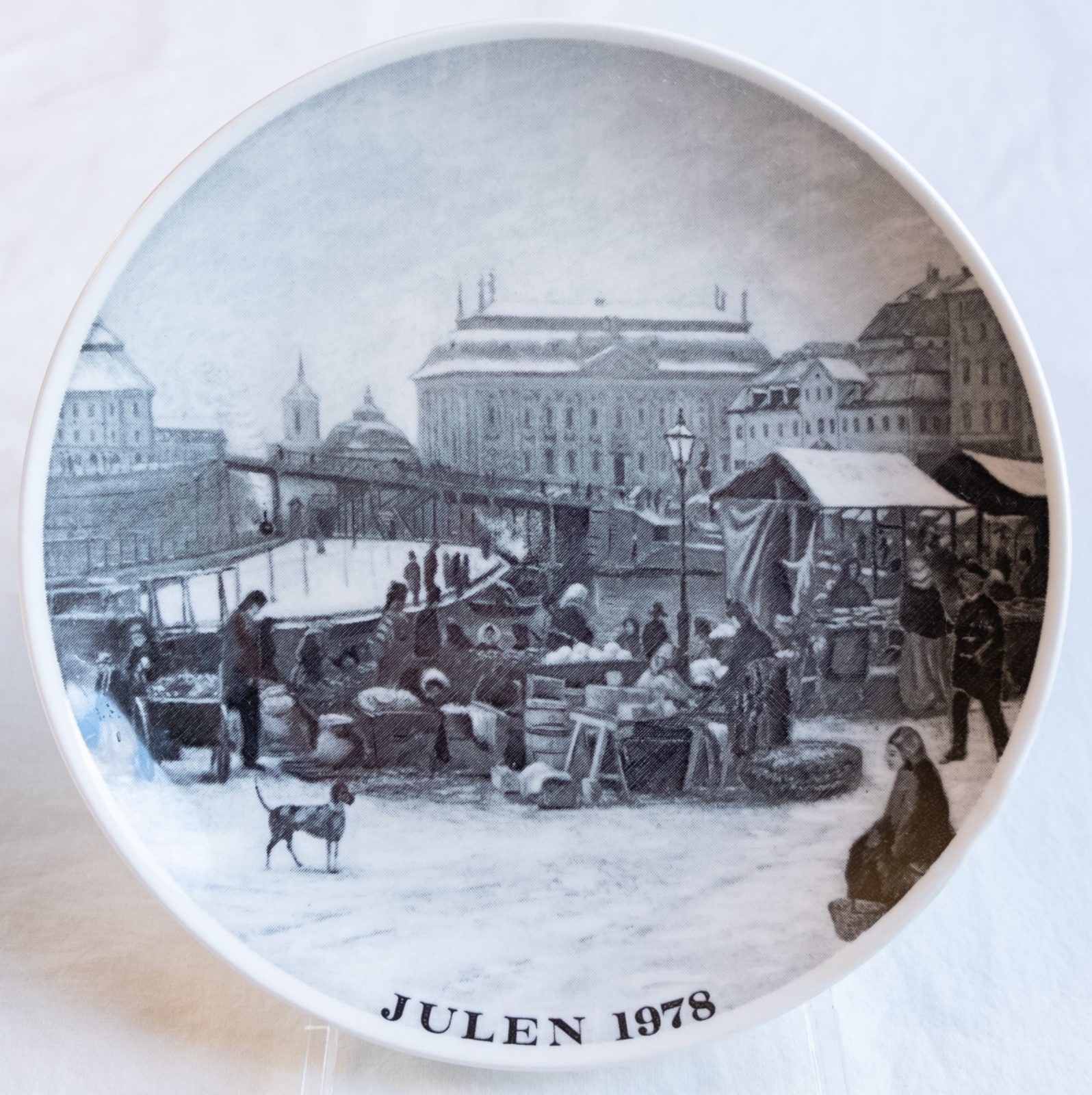 Gustavsberg, Sweden - Stockholmsgillet Series ("The Stockholm Guild") - Julen / Christmas 1978 - No. 6 - Vintermarknad på Munkbron / Winter Market at Munkbron (Monk's Bridge) - Ltd. ed. Gustavsberg, Sweden - Stockholmsgillet Series ("The Stockholm Guild") - Julen / Christmas 1978 - No. 6 - Vintermarknad på Munkbron / Winter Market at Munkbron (Monk's Bridge) - Ltd. ed.